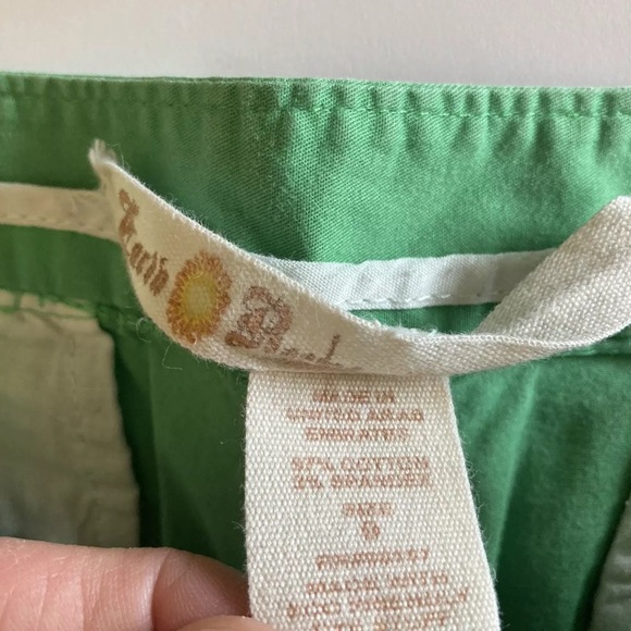 Women's Earth Rocks green with blue embroidered flip flop Bermuda shorts size 9 - Picture 8 of 8